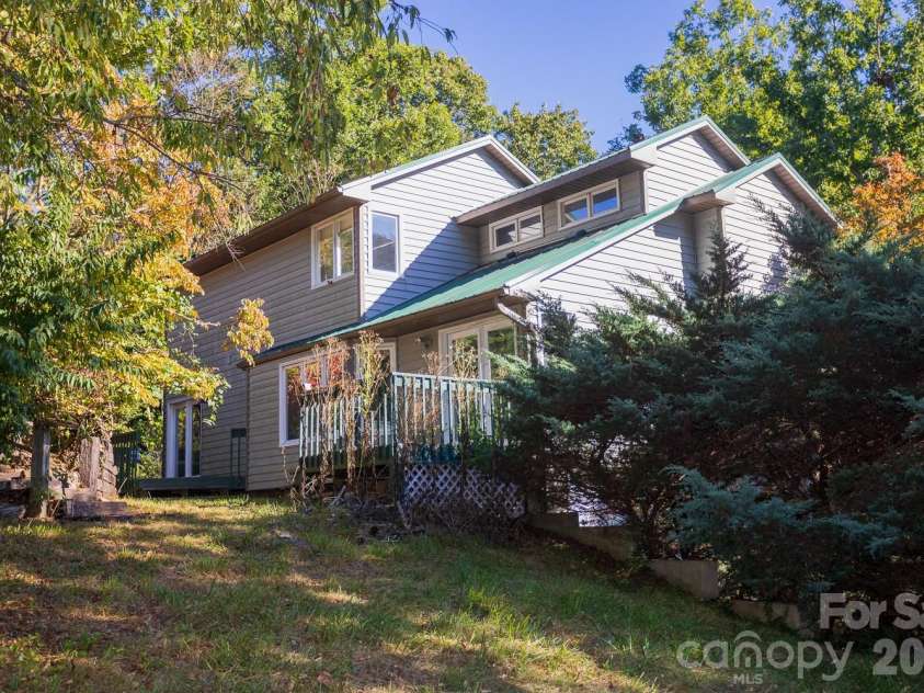 79 Pine Cone Drive, Asheville, NC 28805.  MLS# CAR4432175, YatesRealty ID 55326. 