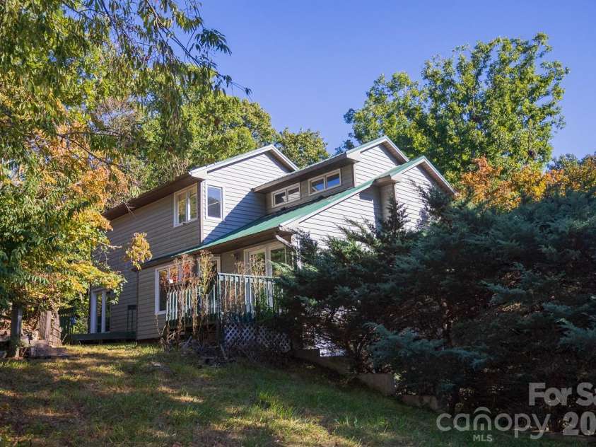 79 Pine Cone Drive, Asheville, NC 28805.  MLS# CAR4432175, YatesRealty ID 55326. 