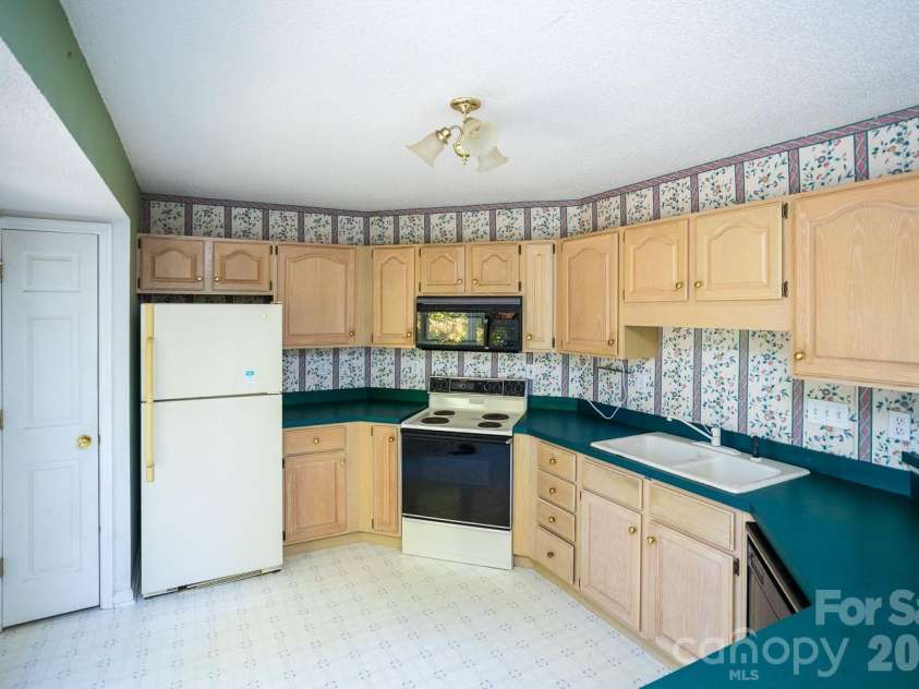 79 Pine Cone Drive, Asheville, NC 28805.  MLS# CAR4432175, YatesRealty ID 55326. 