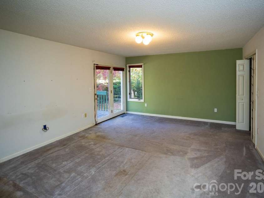 79 Pine Cone Drive, Asheville, NC 28805.  MLS# CAR4432175, YatesRealty ID 55326. 