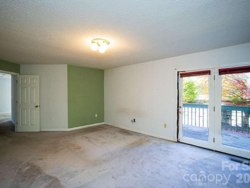 79 Pine Cone Drive, Asheville, NC 28805.  MLS# CAR4432175, YatesRealty ID 55326. 