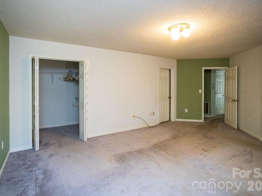 79 Pine Cone Drive, Asheville, NC 28805.  MLS# CAR4432175, YatesRealty ID 55326. 