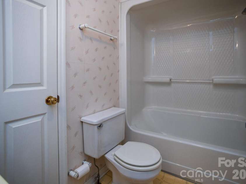 79 Pine Cone Drive, Asheville, NC 28805.  MLS# CAR4432175, YatesRealty ID 55326. 