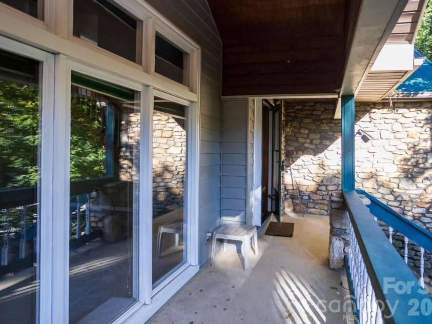 79 Pine Cone Drive, Asheville, NC 28805.  MLS# CAR4432175, YatesRealty ID 55326. 