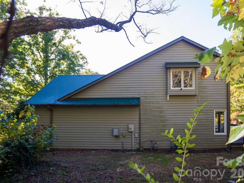 79 Pine Cone Drive, Asheville, NC 28805.  MLS# CAR4432175, YatesRealty ID 55326. 
