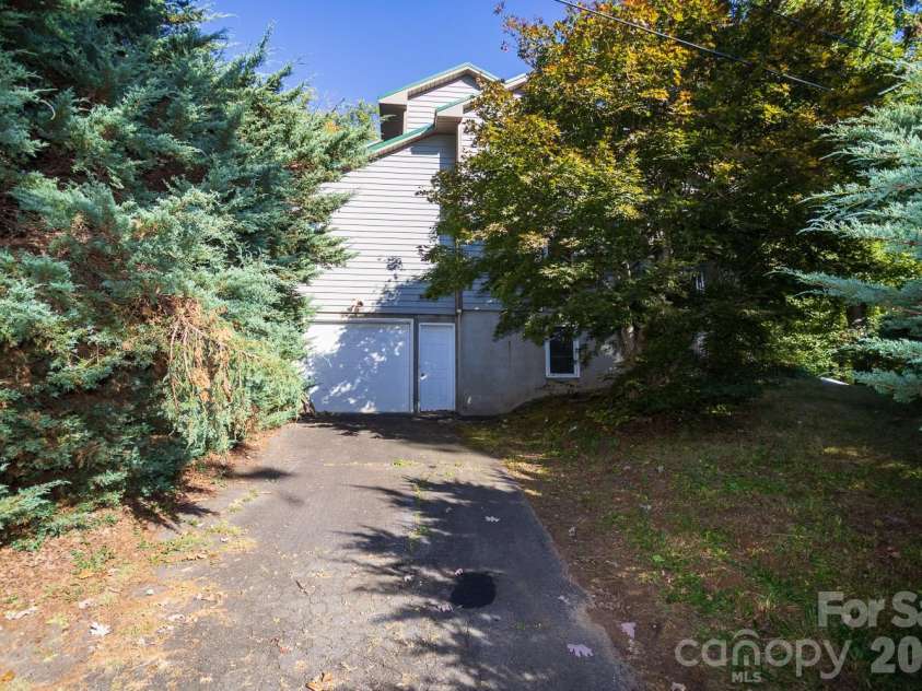 79 Pine Cone Drive, Asheville, NC 28805.  MLS# CAR4432175, YatesRealty ID 55326. 
