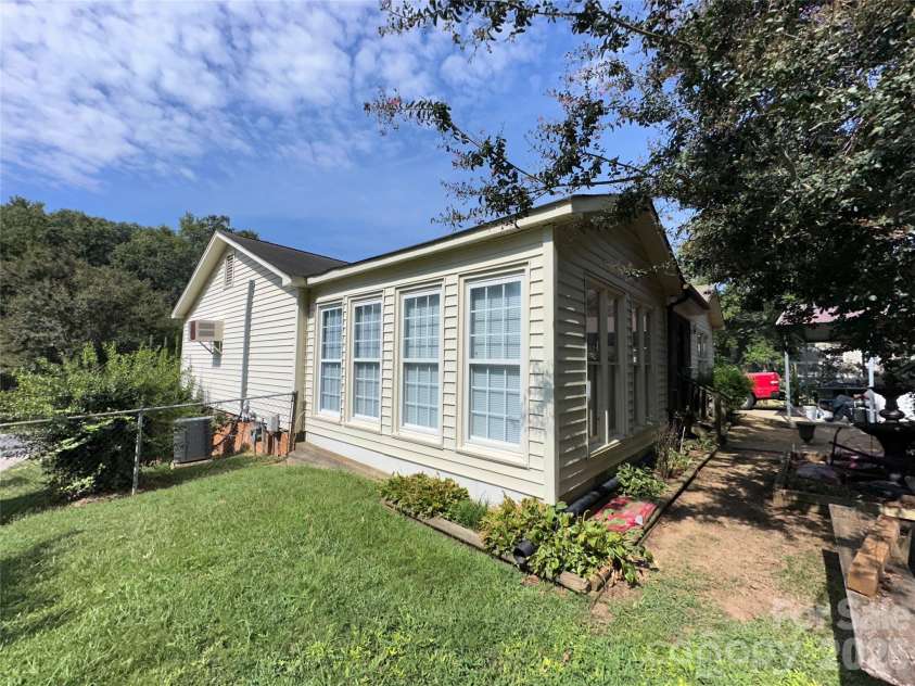 5609 Burleson Drive, Charlotte, NC 28215.  MLS# CAR4429080, YatesRealty ID 55328. 