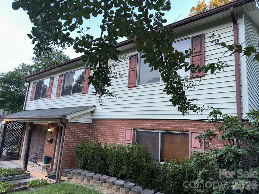 5609 Burleson Drive, Charlotte, NC 28215.  MLS# CAR4429080, YatesRealty ID 55328. 
