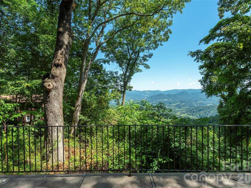 226 Strickland Drive, Waynesville, NC 28785.  MLS# CAR4407151, YatesRealty ID 55329. 