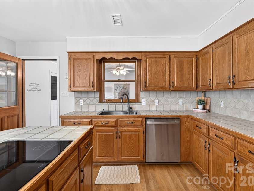 171 Pleasant Drive, Statesville, NC 28677.  MLS# CAR4431755, YatesRealty ID 55338. Kitchen