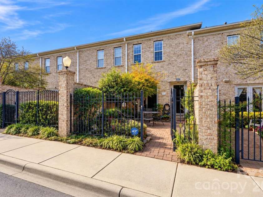 427 Dumbarton Street, Concord, NC 28027.  MLS# CAR4432005, YatesRealty ID 55339. Courtyard Entry