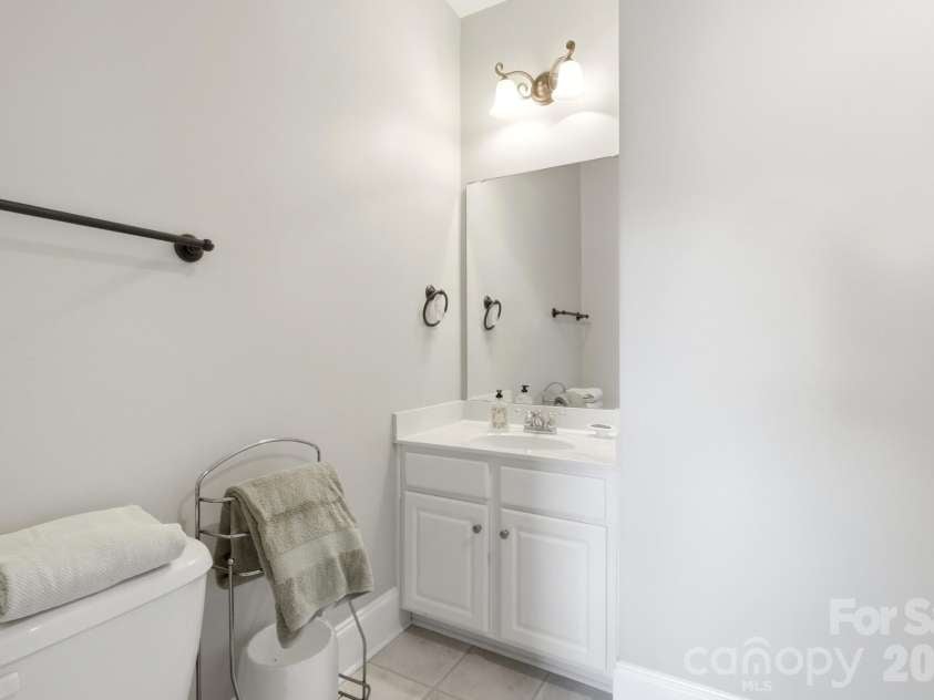 427 Dumbarton Street, Concord, NC 28027.  MLS# CAR4432005, YatesRealty ID 55339. Front Bath