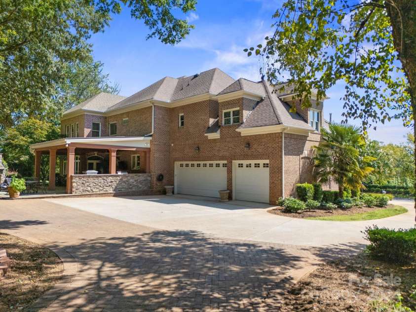 204 Knoxview Lane, Mooresville, NC 28117.  MLS# CAR4154084, YatesRealty ID 5534. An Abundance of parking