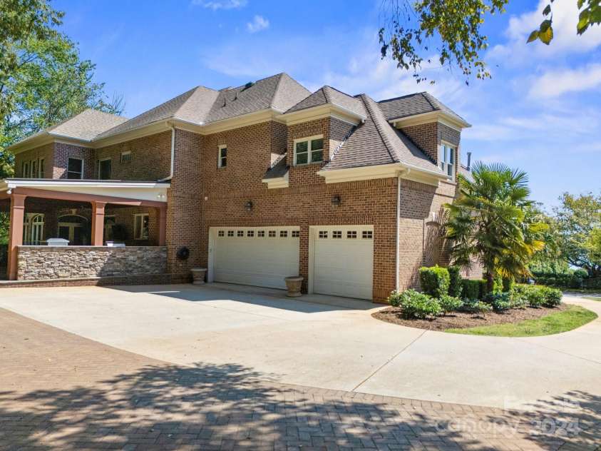 204 Knoxview Lane, Mooresville, NC 28117.  MLS# CAR4154084, YatesRealty ID 5534. Back Loading 3 car garage with and extra cobblestone parking pad
