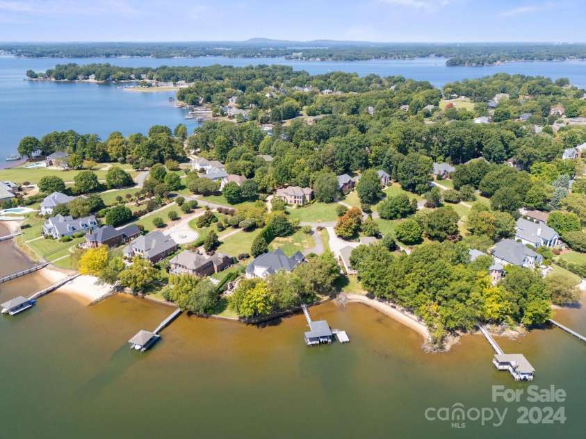 204 Knoxview Lane, Mooresville, NC 28117.  MLS# CAR4154084, YatesRealty ID 5534. Close to all the popular Lake Front Restaurants.