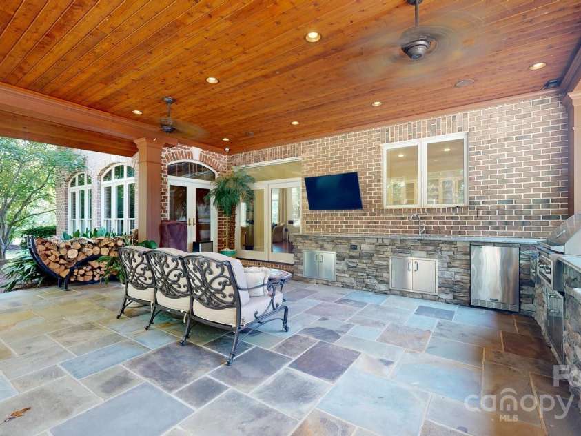 204 Knoxview Lane, Mooresville, NC 28117.  MLS# CAR4154084, YatesRealty ID 5534. Outdoor kitchen