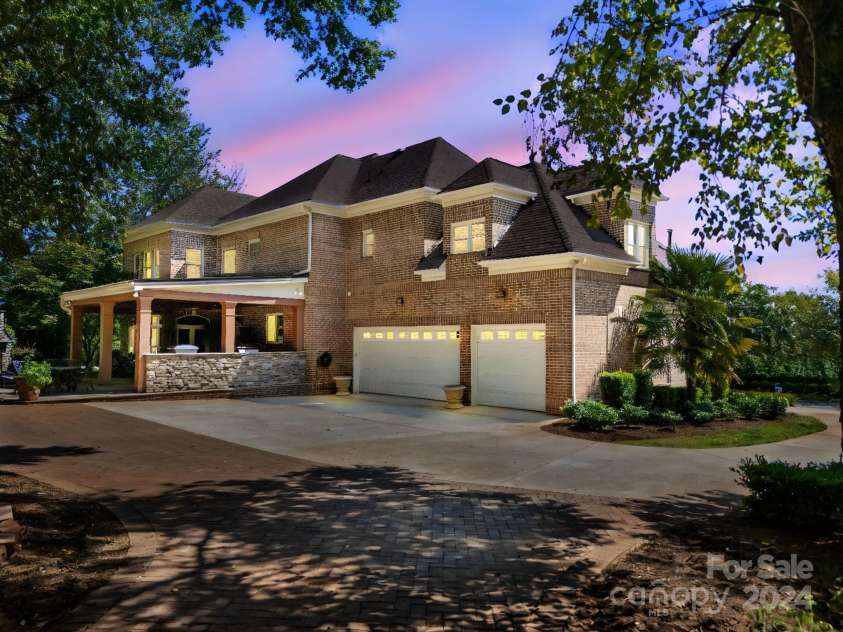 204 Knoxview Lane, Mooresville, NC 28117.  MLS# CAR4154084, YatesRealty ID 5534. Ready for entertaining