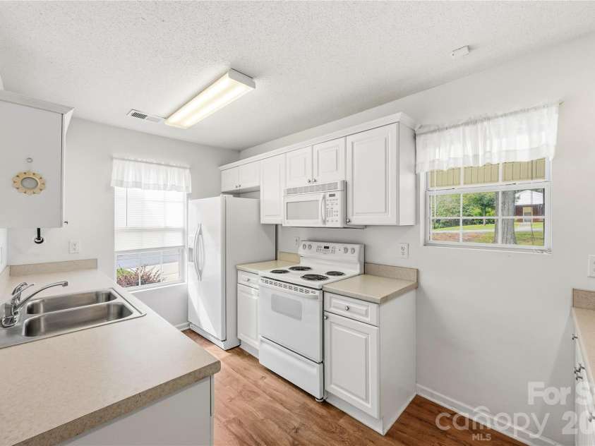 1001 Old Chestnut Way, Cramerton, NC 28032.  MLS# CAR4431972, YatesRealty ID 55342. Kitchen