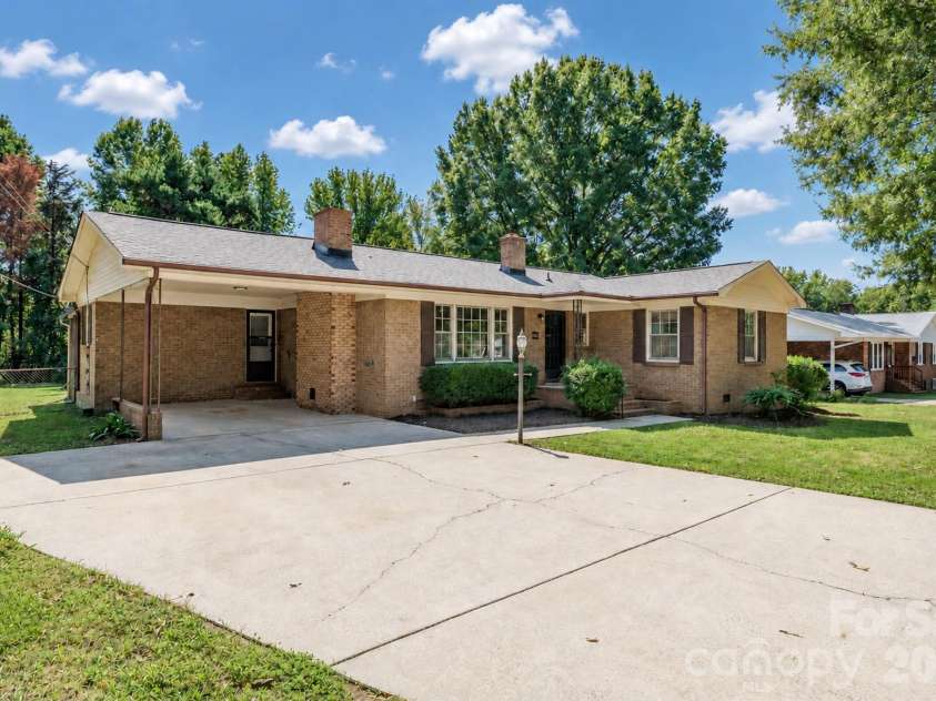 2530 Arnold Drive, Monroe, NC 28110.  MLS# CAR4432461, YatesRealty ID 55347. Plenty of parking space at Arnold Dr. with No HOA.