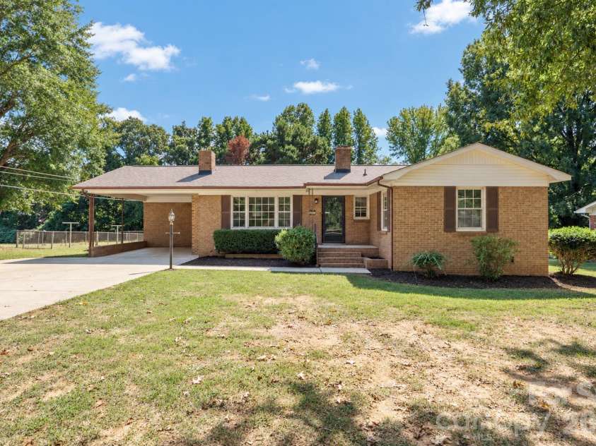 2530 Arnold Drive, Monroe, NC 28110.  MLS# CAR4432461, YatesRealty ID 55347. Welcome to 2530 Arnold Dr, Monroe. Freshly painted and New LVP flooring
