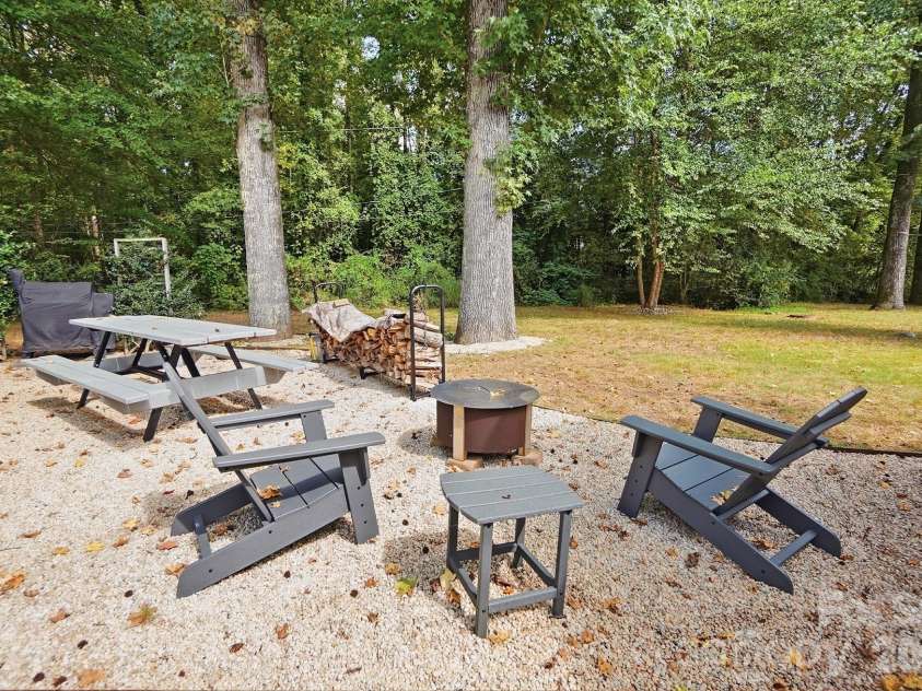 4315 Emory Lane, Charlotte, NC 28211.  MLS# CAR4432596, YatesRealty ID 55348. Cozy backyard space
