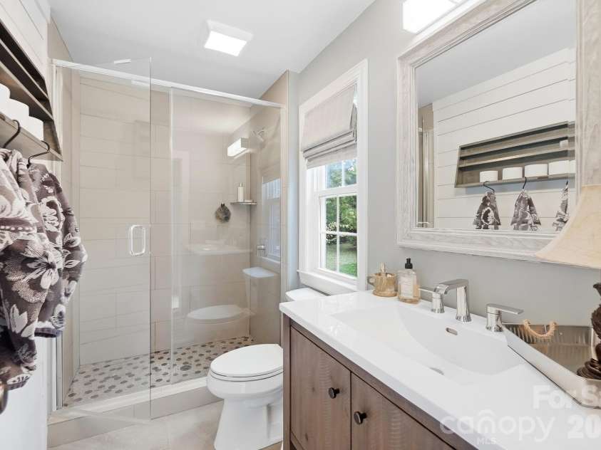 4315 Emory Lane, Charlotte, NC 28211.  MLS# CAR4432596, YatesRealty ID 55348. Full Bathroom