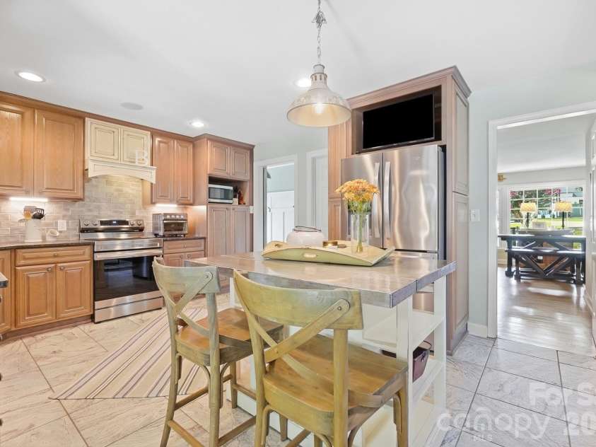 4315 Emory Lane, Charlotte, NC 28211.  MLS# CAR4432596, YatesRealty ID 55348. Kitchen with custom cabinetry