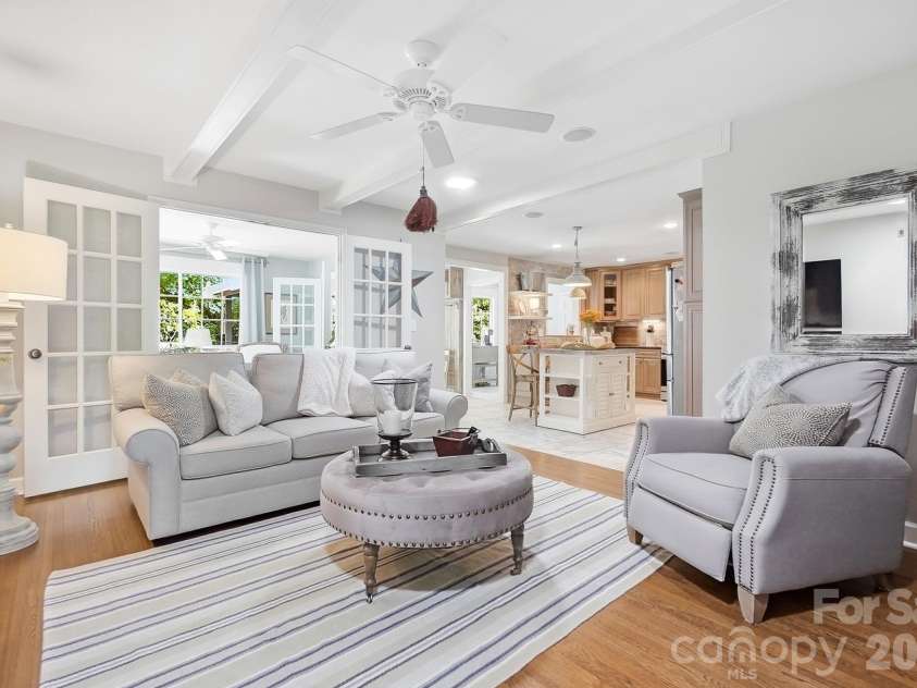 4315 Emory Lane, Charlotte, NC 28211.  MLS# CAR4432596, YatesRealty ID 55348. Living Room