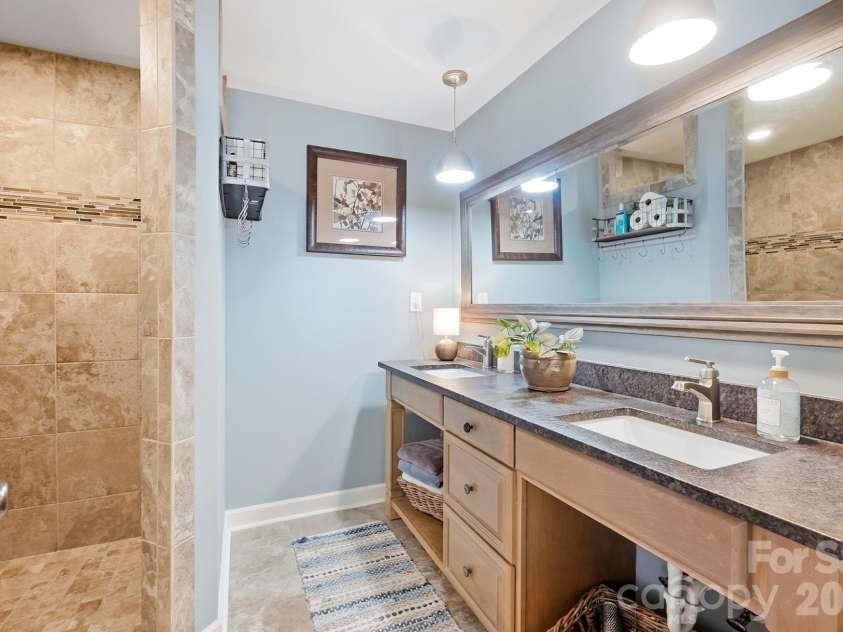 4315 Emory Lane, Charlotte, NC 28211.  MLS# CAR4432596, YatesRealty ID 55348. Primary Bathroom