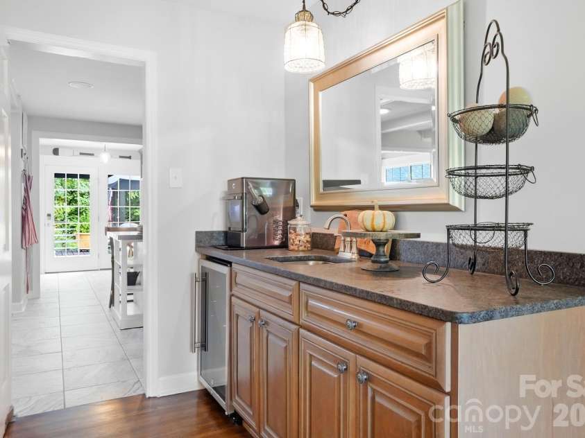 4315 Emory Lane, Charlotte, NC 28211.  MLS# CAR4432596, YatesRealty ID 55348. Wet bar
