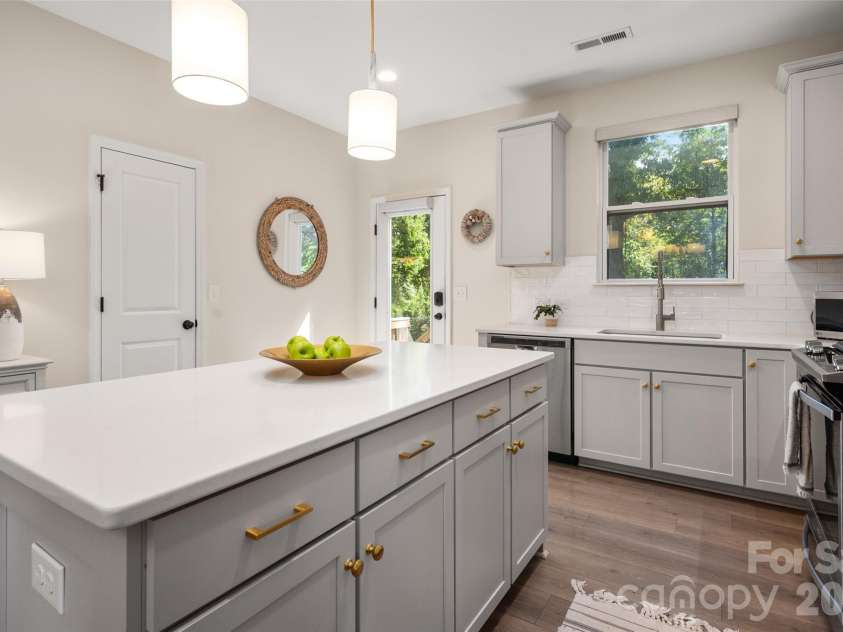 3200 Cosby Place, Charlotte, NC 28205.  MLS# CAR4432127, YatesRealty ID 55350. 