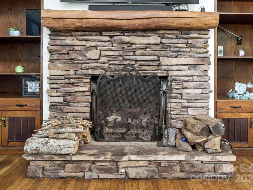 311 Pisgah Mine Road, Burnsville, NC 28714.  MLS# CAR4246357, YatesRealty ID 5536. 