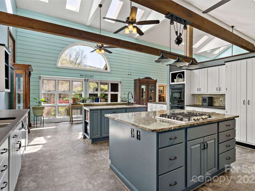 311 Pisgah Mine Road, Burnsville, NC 28714.  MLS# CAR4246357, YatesRealty ID 5536. 