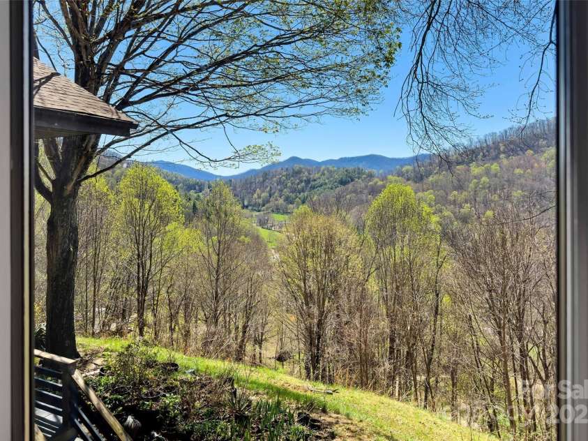 311 Pisgah Mine Road, Burnsville, NC 28714.  MLS# CAR4246357, YatesRealty ID 5536. 