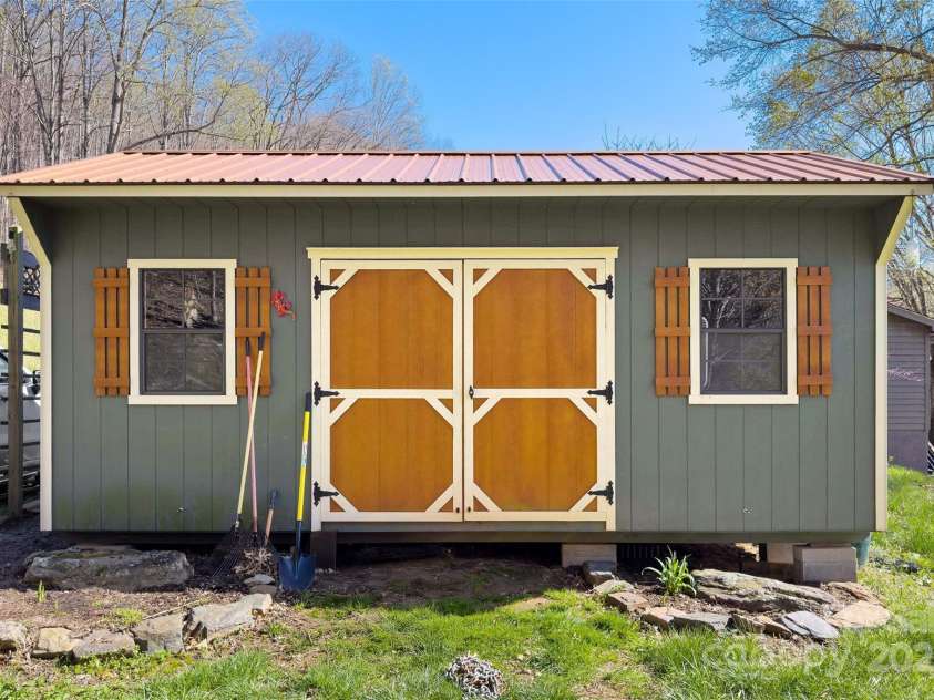 311 Pisgah Mine Road, Burnsville, NC 28714.  MLS# CAR4246357, YatesRealty ID 5536. 