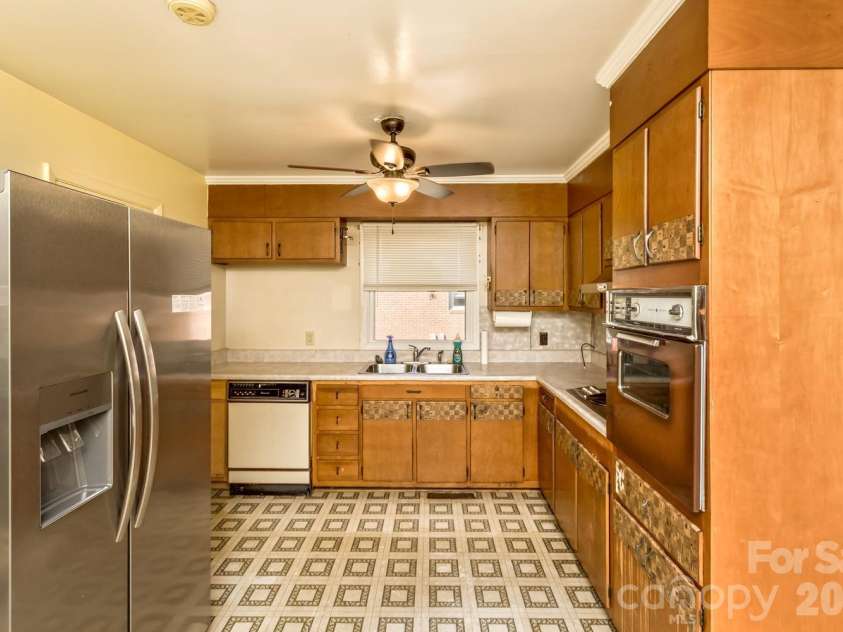 13 Looking Glass Lane, Asheville, NC 28805.  MLS# CAR4431368, YatesRealty ID 55365. 