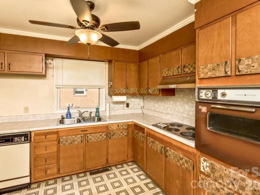 13 Looking Glass Lane, Asheville, NC 28805.  MLS# CAR4431368, YatesRealty ID 55365. 
