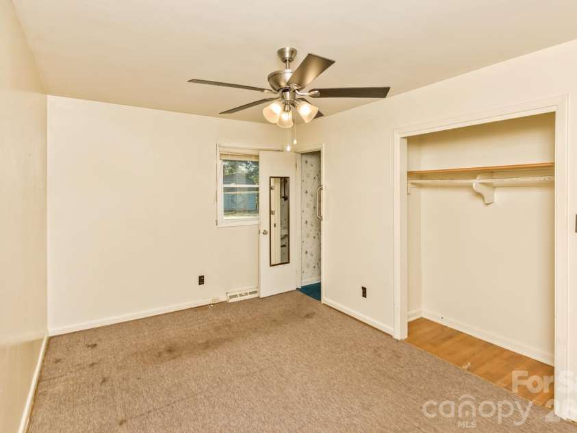 13 Looking Glass Lane, Asheville, NC 28805.  MLS# CAR4431368, YatesRealty ID 55365. 