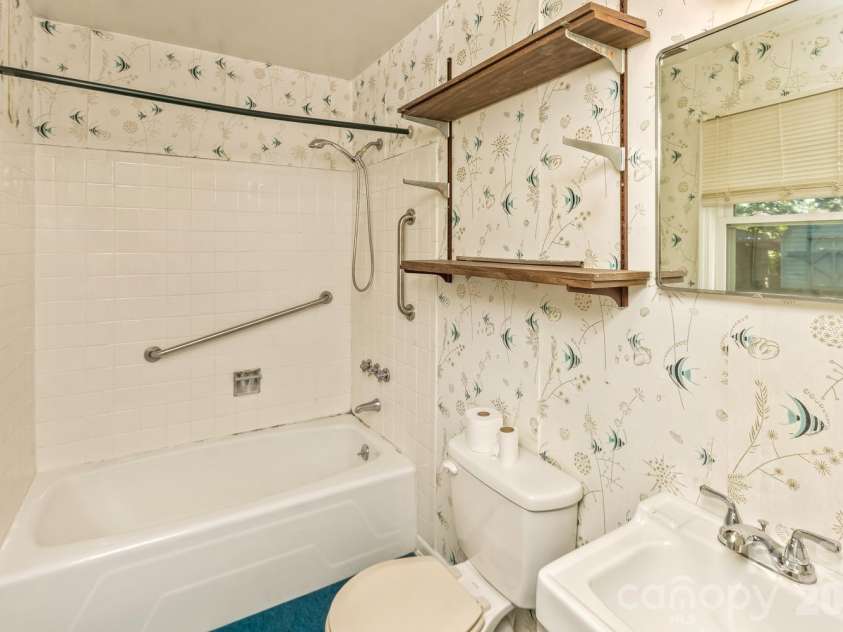 13 Looking Glass Lane, Asheville, NC 28805.  MLS# CAR4431368, YatesRealty ID 55365. 