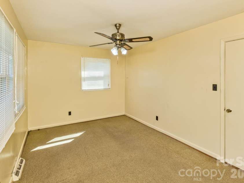13 Looking Glass Lane, Asheville, NC 28805.  MLS# CAR4431368, YatesRealty ID 55365. 