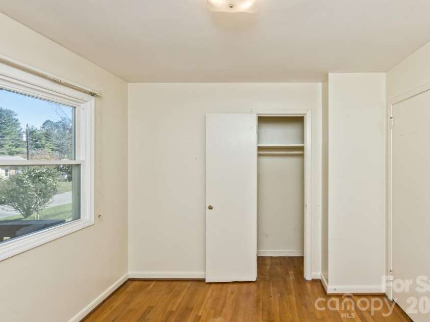 13 Looking Glass Lane, Asheville, NC 28805.  MLS# CAR4431368, YatesRealty ID 55365. 