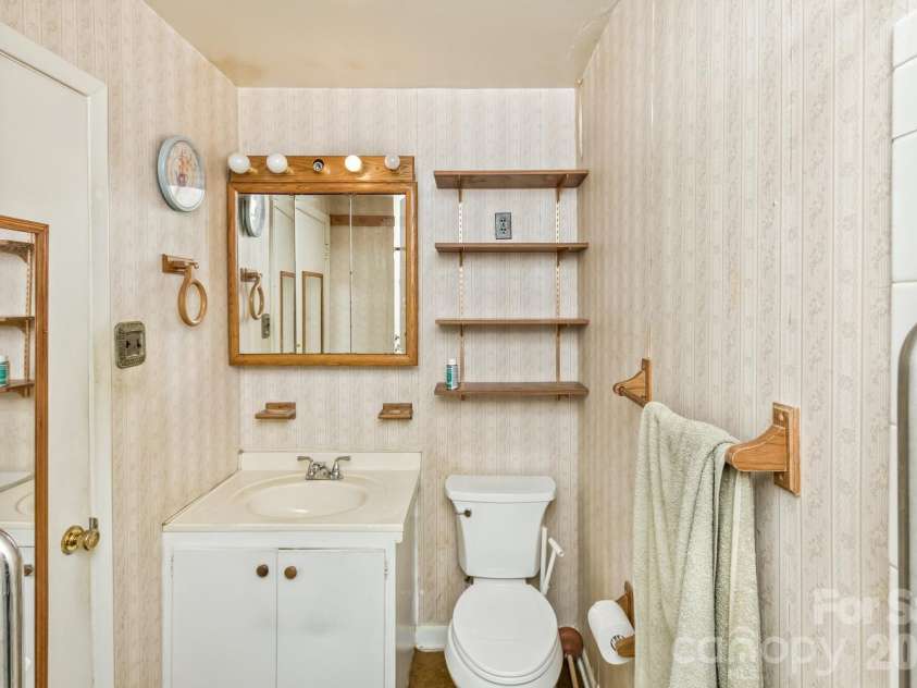 13 Looking Glass Lane, Asheville, NC 28805.  MLS# CAR4431368, YatesRealty ID 55365. Hall Bathroom
