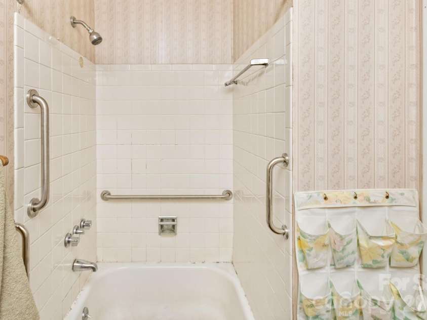 13 Looking Glass Lane, Asheville, NC 28805.  MLS# CAR4431368, YatesRealty ID 55365. Hall Bathroom