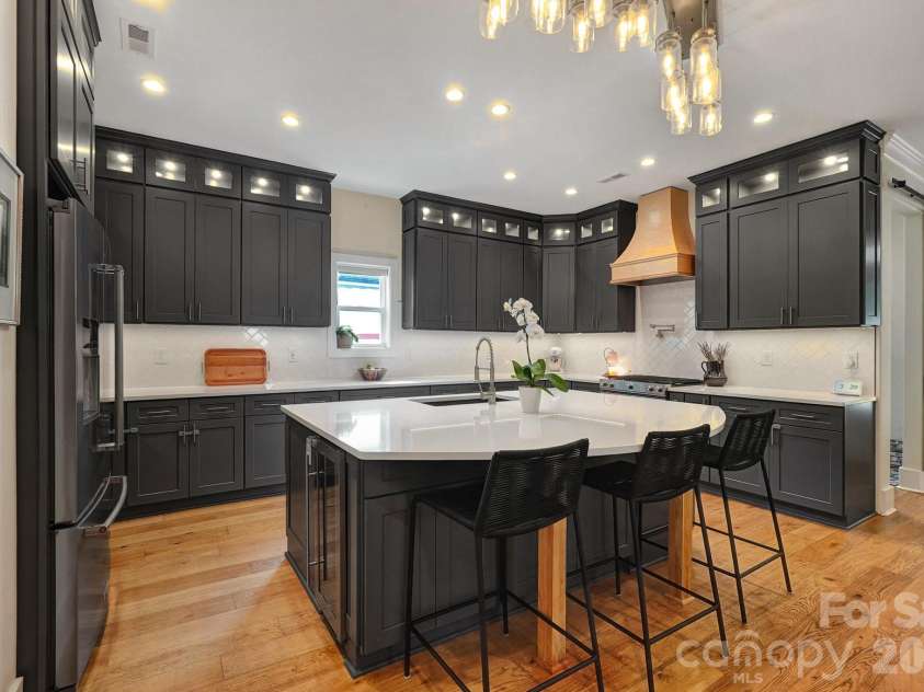1216 Effingham Road, Charlotte, NC 28208.  MLS# CAR4431439, YatesRealty ID 55367. 