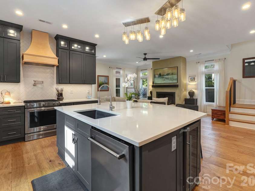 1216 Effingham Road, Charlotte, NC 28208.  MLS# CAR4431439, YatesRealty ID 55367. 