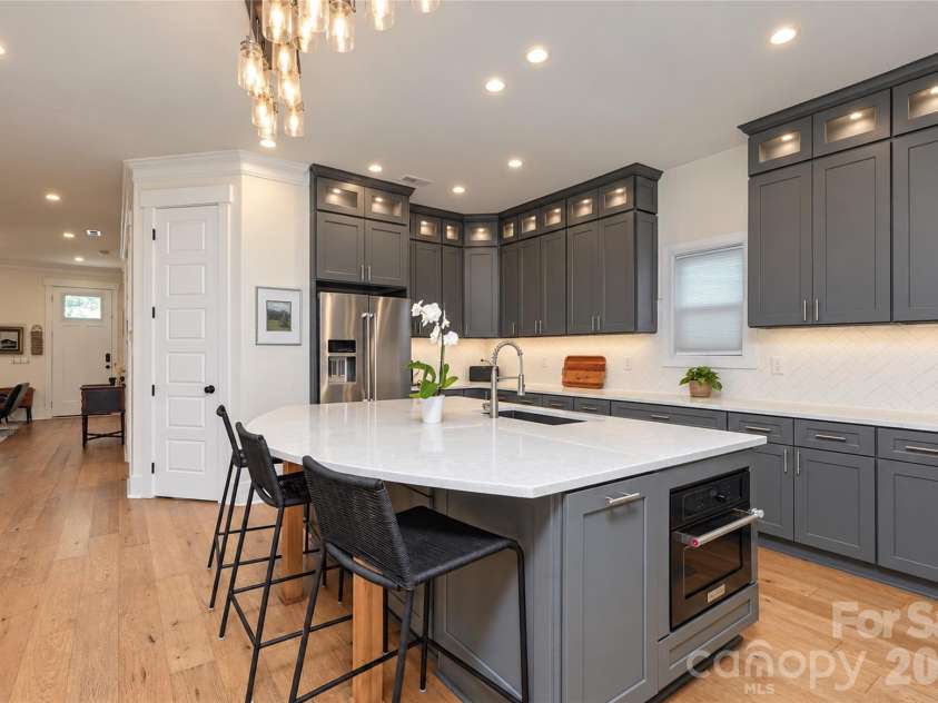 1216 Effingham Road, Charlotte, NC 28208.  MLS# CAR4431439, YatesRealty ID 55367. 