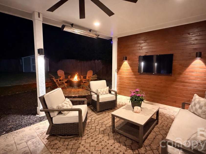 1216 Effingham Road, Charlotte, NC 28208.  MLS# CAR4431439, YatesRealty ID 55367. 
