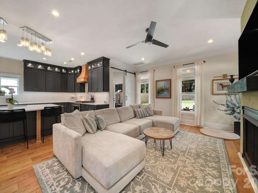 1216 Effingham Road, Charlotte, NC 28208.  MLS# CAR4431439, YatesRealty ID 55367. 