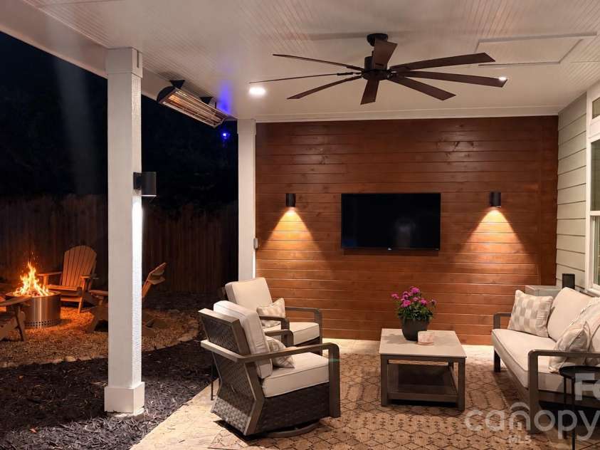 1216 Effingham Road, Charlotte, NC 28208.  MLS# CAR4431439, YatesRealty ID 55367. 