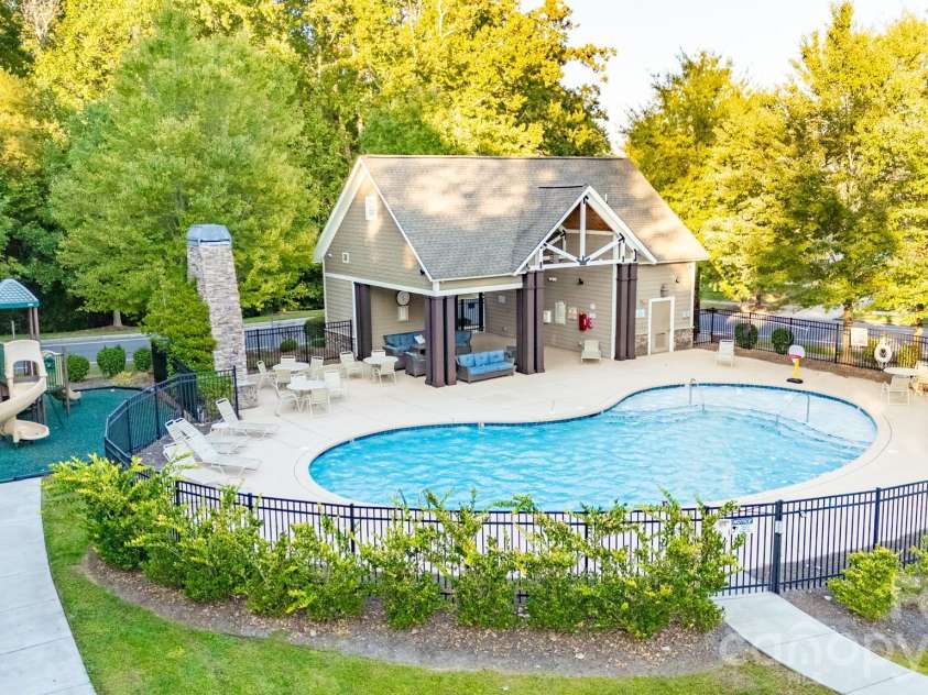18928 Cypress Garden Drive, Davidson, NC 28036.  MLS# CAR4431153, YatesRealty ID 55369. 